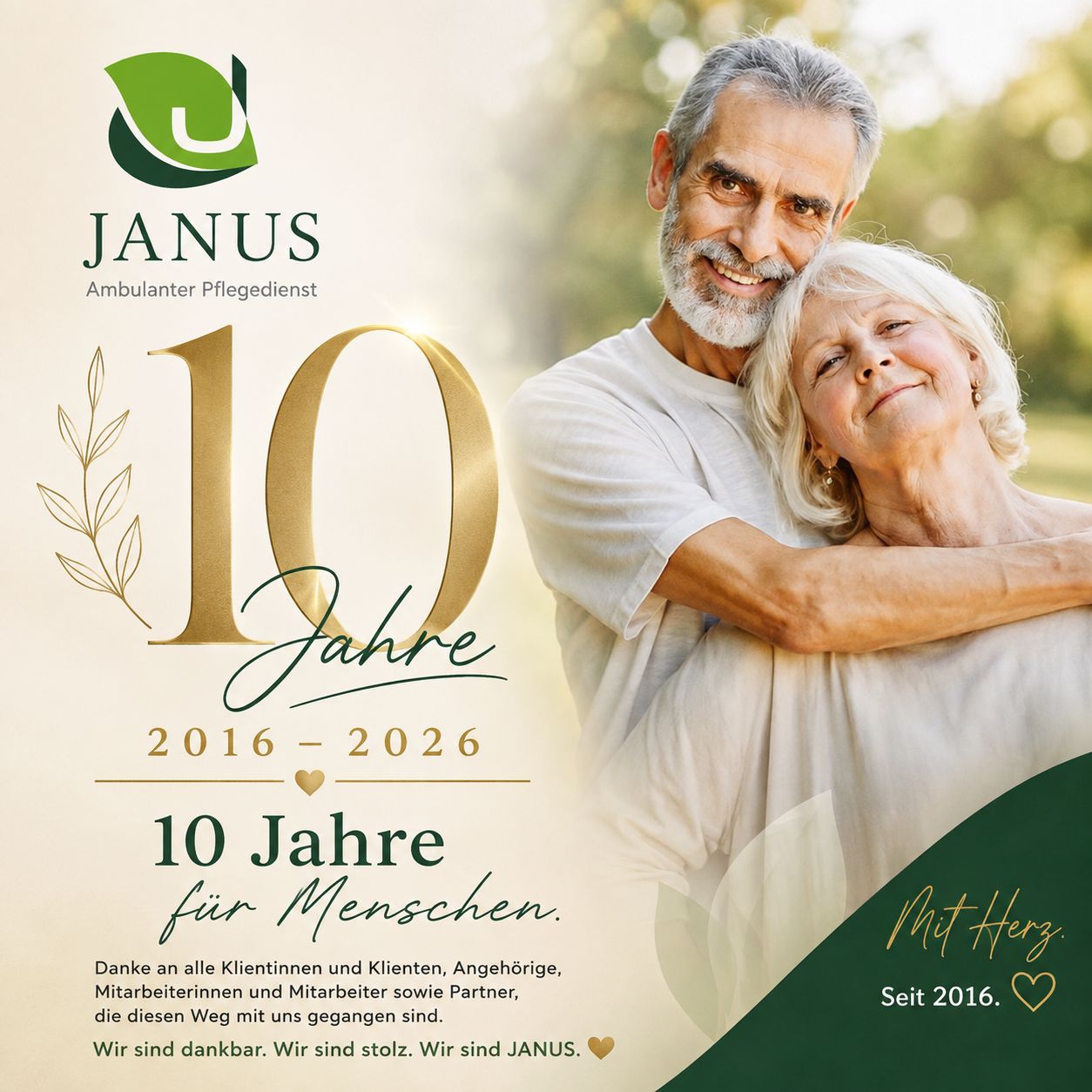 Zehn Jahre Janus, 2016 bis 2026: Jubiläums-Motiv mit goldener Zehn, Lorbeer und einem glücklichen älteren Paar im Sommerlicht